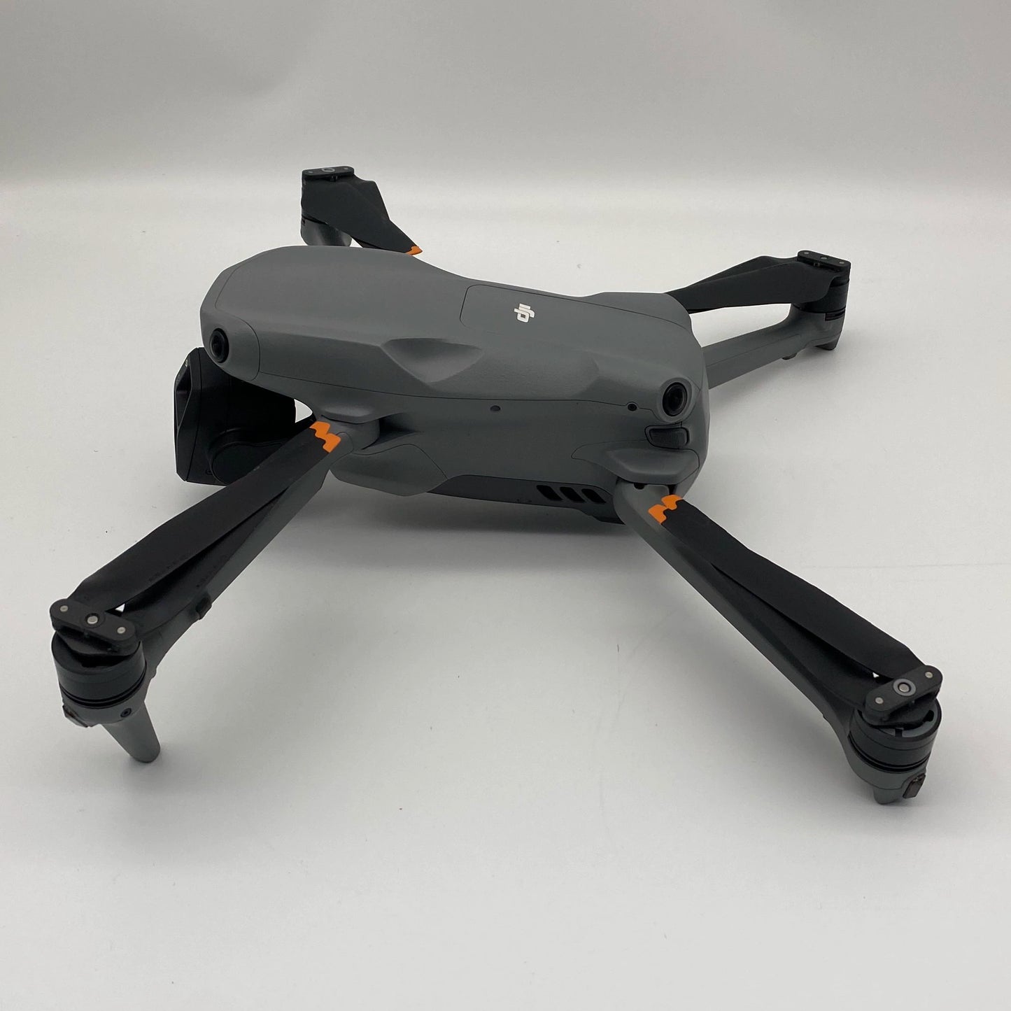 DJI Air 3S Fly More Combo مع جهاز تحكم عن بعد بشاشة ووحدة 4G + Care Refresh - ممتاز (جديد بنسبة 95%)