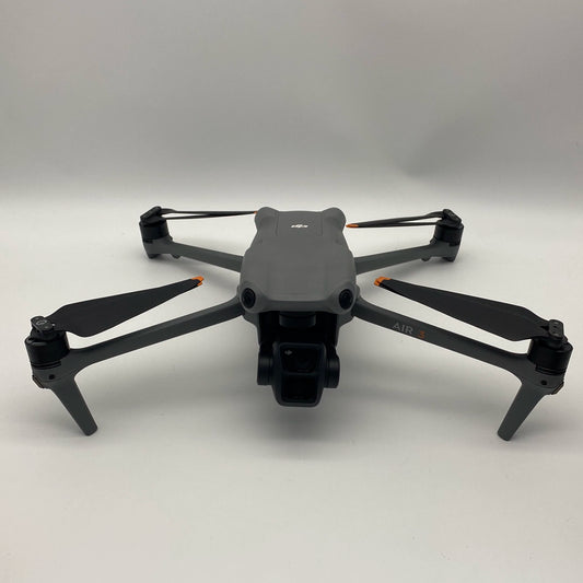 DJI Air 3 Fly More Combo مع وحدة تحكم بشاشة وجهاز تحكم عن بعد وكير ريفرش - ممتاز (جديد بنسبة 95%)