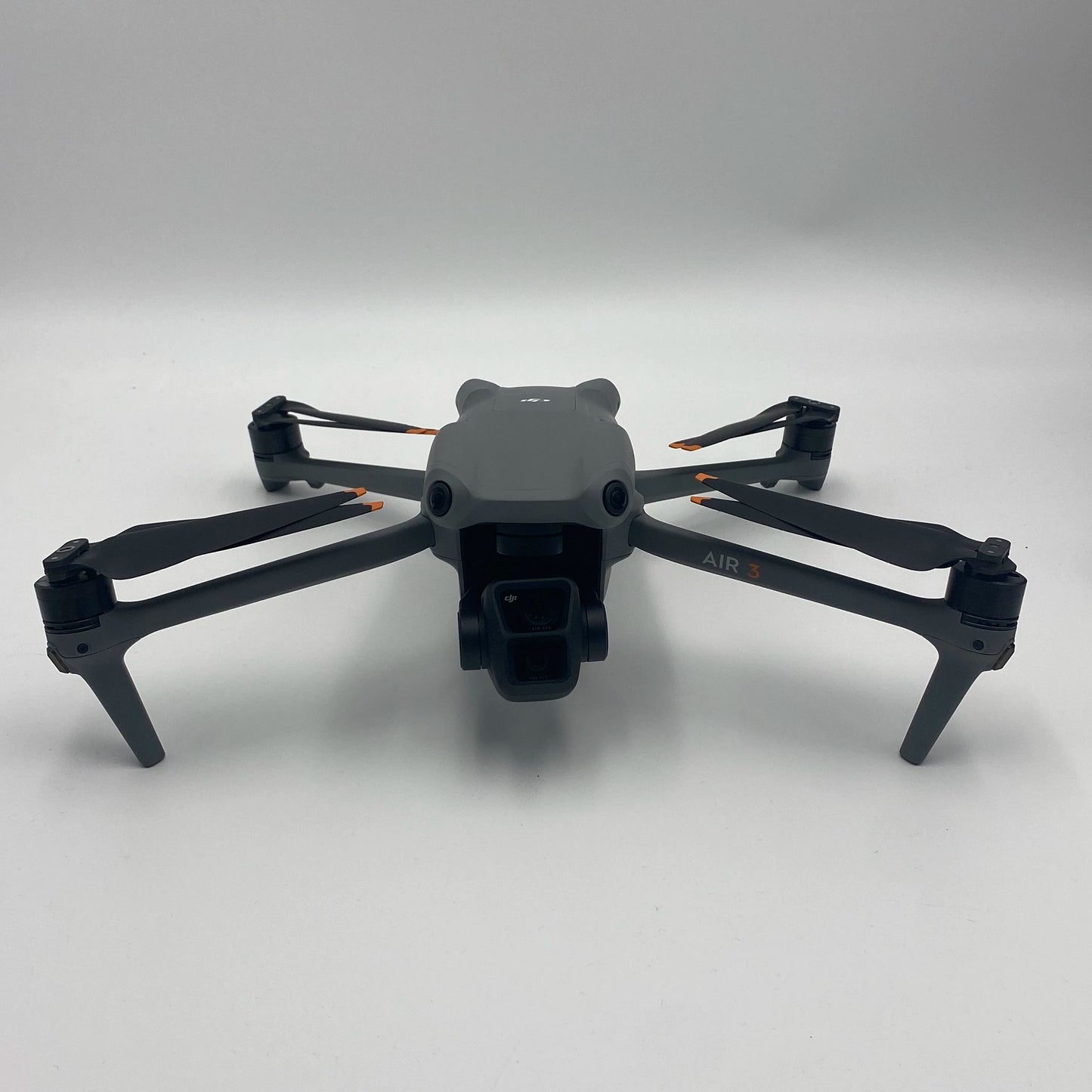 مجموعة DJI Air 3 Fly More مع جهاز تحكم عن بعد بشاشة وخدمة Care Refresh - ممتازة (جديدة بنسبة 95%)