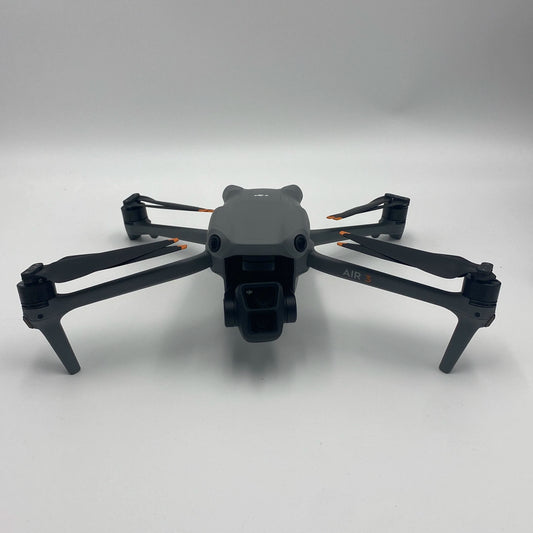 مجموعة DJI Air 3 Fly More مع جهاز تحكم عن بعد بشاشة وخدمة Care Refresh - ممتازة (جديدة بنسبة 95%)