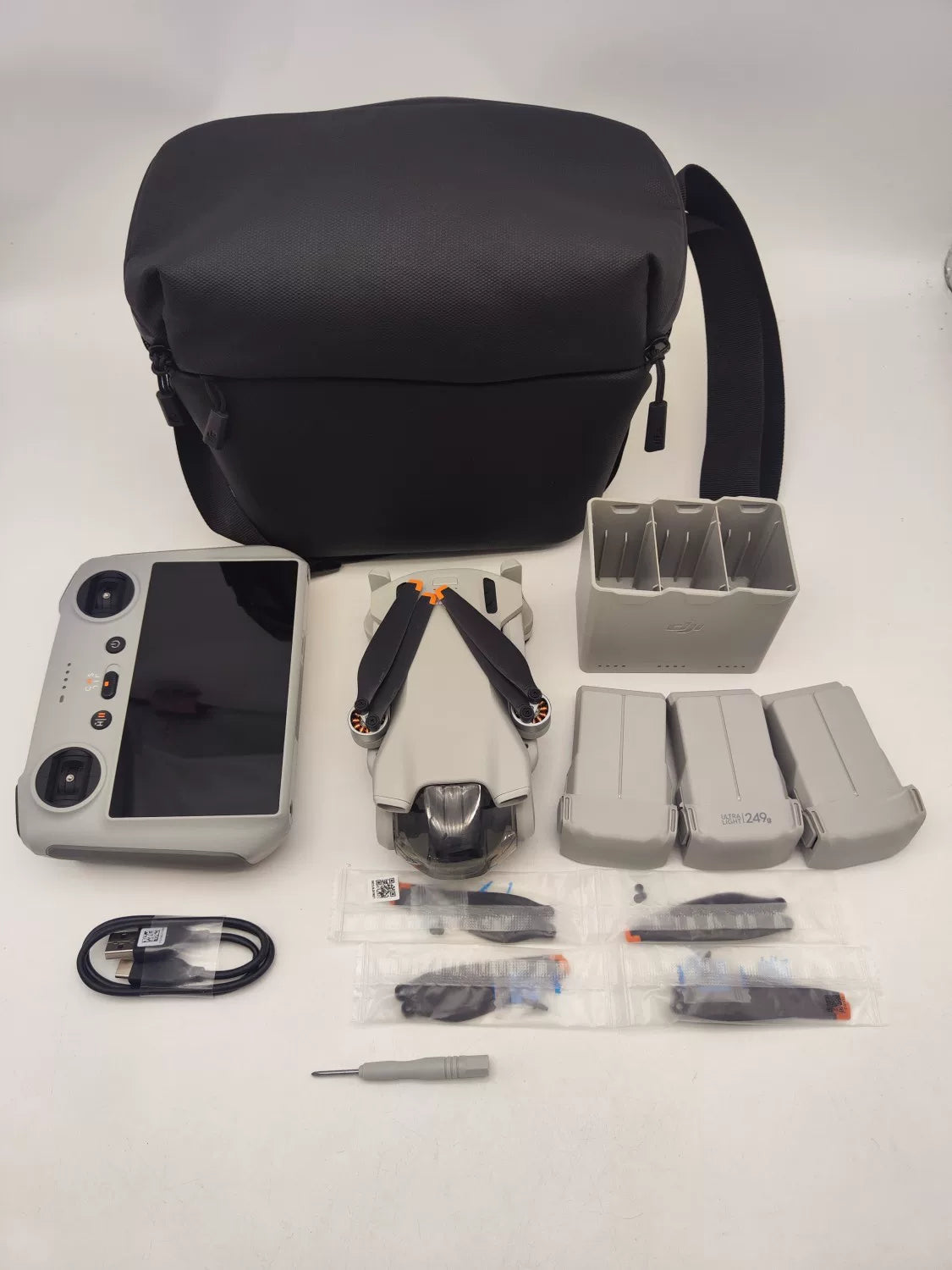 95% New (Like New) DJI mini3 with Screen, Extended Battery Fly More Combo