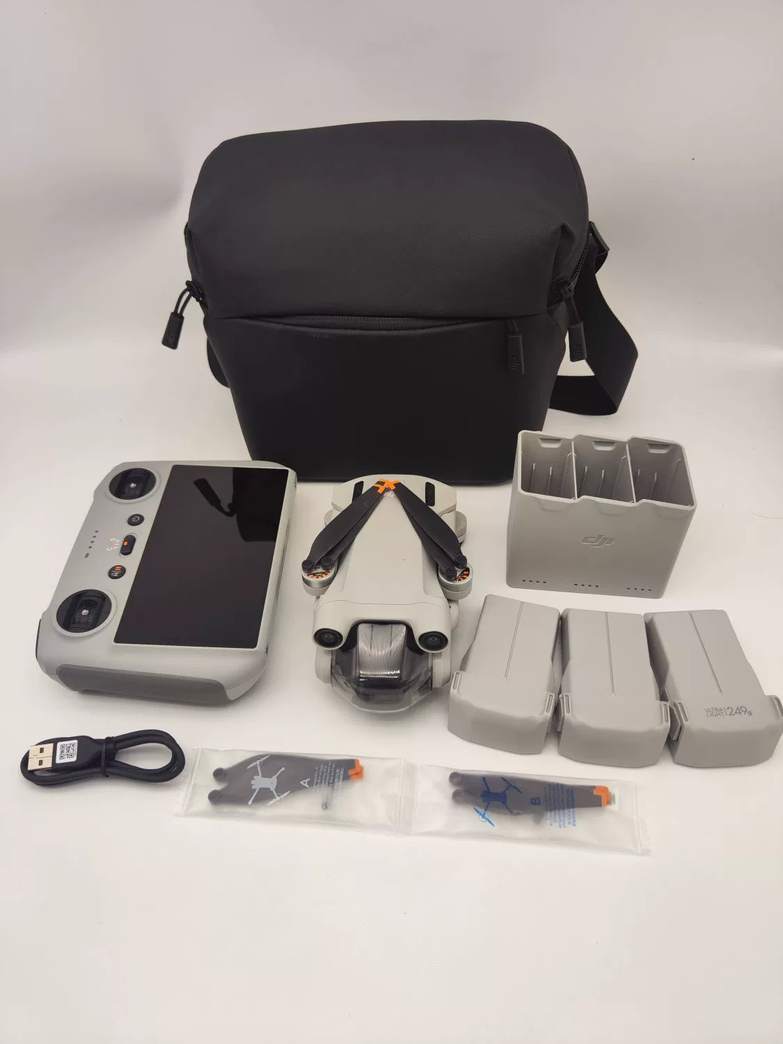 99% New (Mint) DJI mini3pro with Screen, Extended Battery Fly More Combo