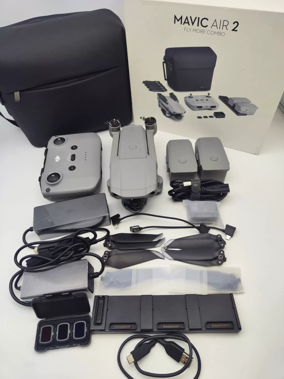 99% New (Mint) DJI air2 Fly More Combo