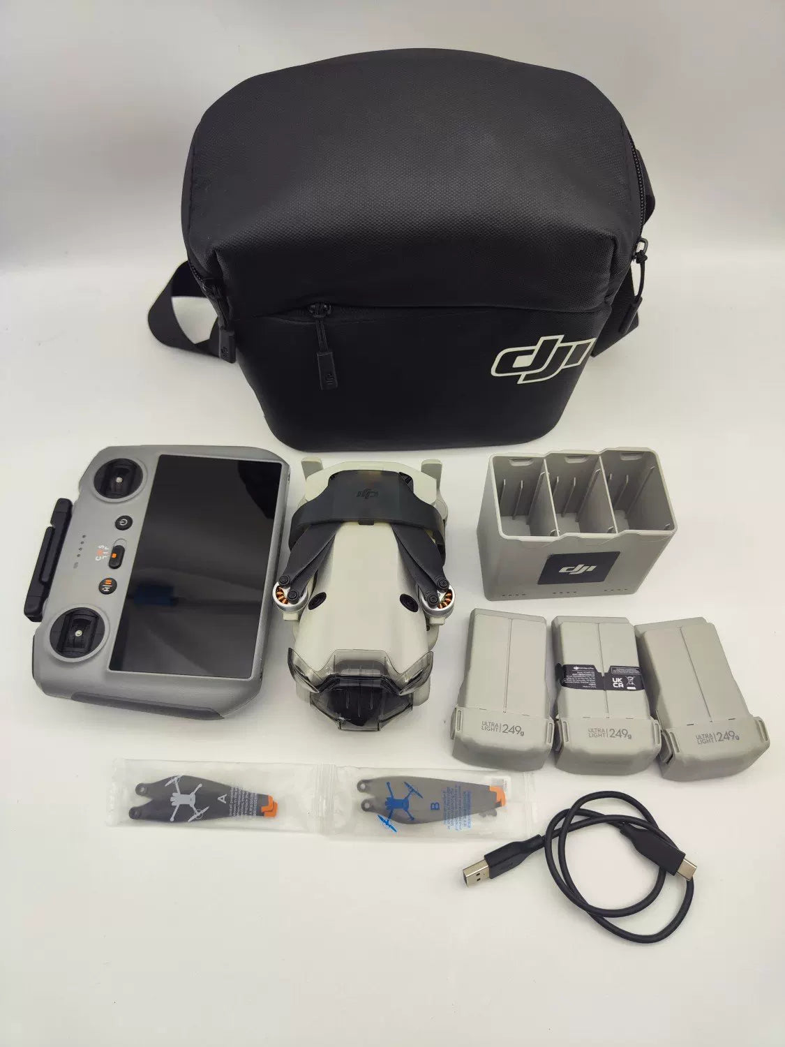 99% New (Mint) DJI mini4pro with Screen Fly More Combo