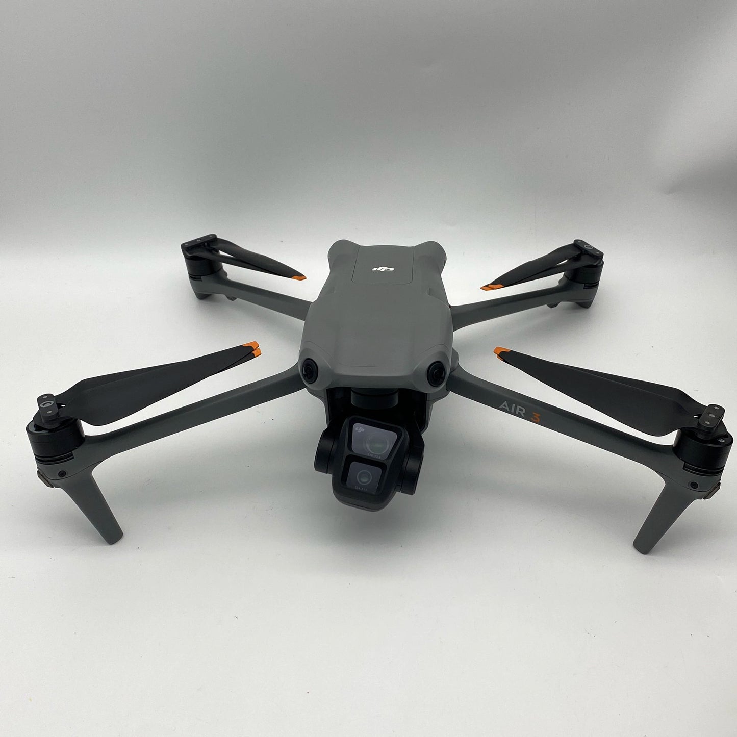 DJI Air 3 Fly More Combo مع تحسين الإرسال (جهاز تحكم بشاشة) - ممتاز (جديد بنسبة 95%)