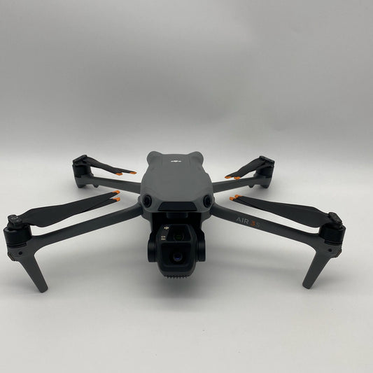 DJI Air 3S Fly More Combo مع جهاز تحكم عن بعد بشاشة و Care Refresh - ممتاز (95% جديد)