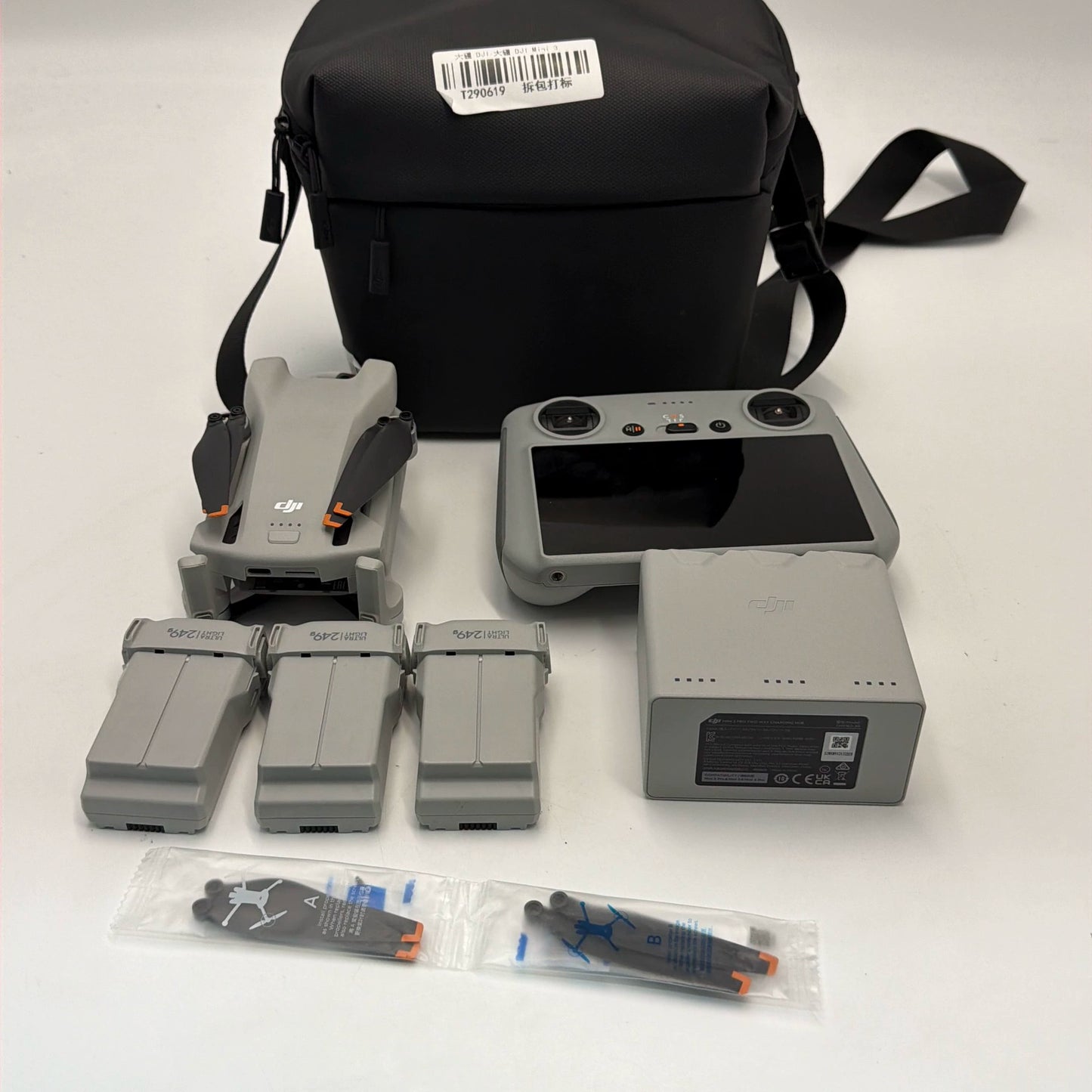 DJI Mini 3 with Screen Remote Fly More Combo - Excellent (95% New)