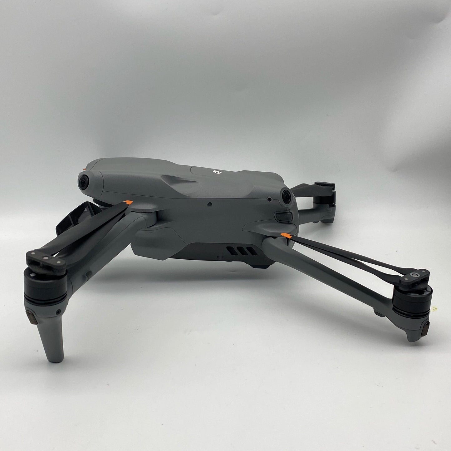 DJI Air 3 Fly More Combo مع تحسين الإرسال (جهاز تحكم بشاشة) - ممتاز (جديد بنسبة 95%)