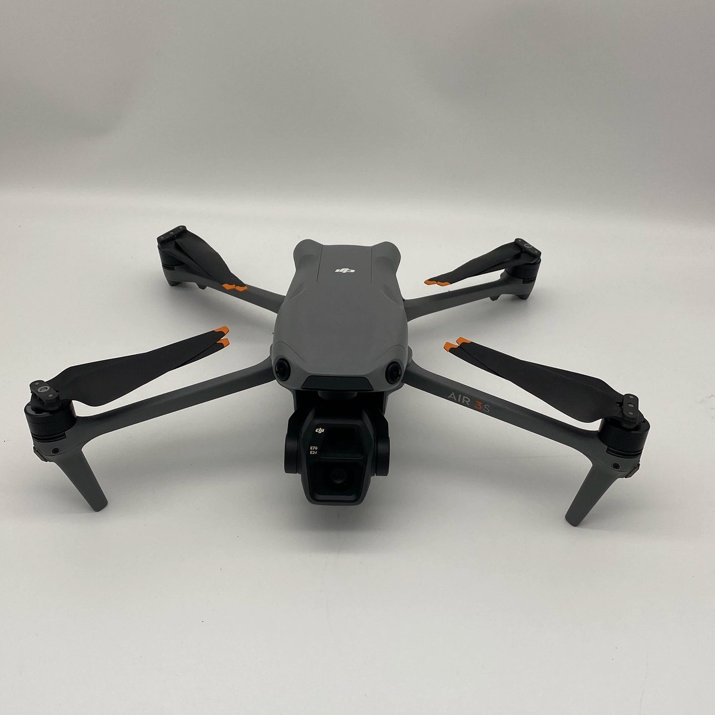 DJI Air 3S Fly More Combo مع جهاز تحكم عن بعد بشاشة ووحدة 4G + Care Refresh - ممتاز (جديد بنسبة 95%)