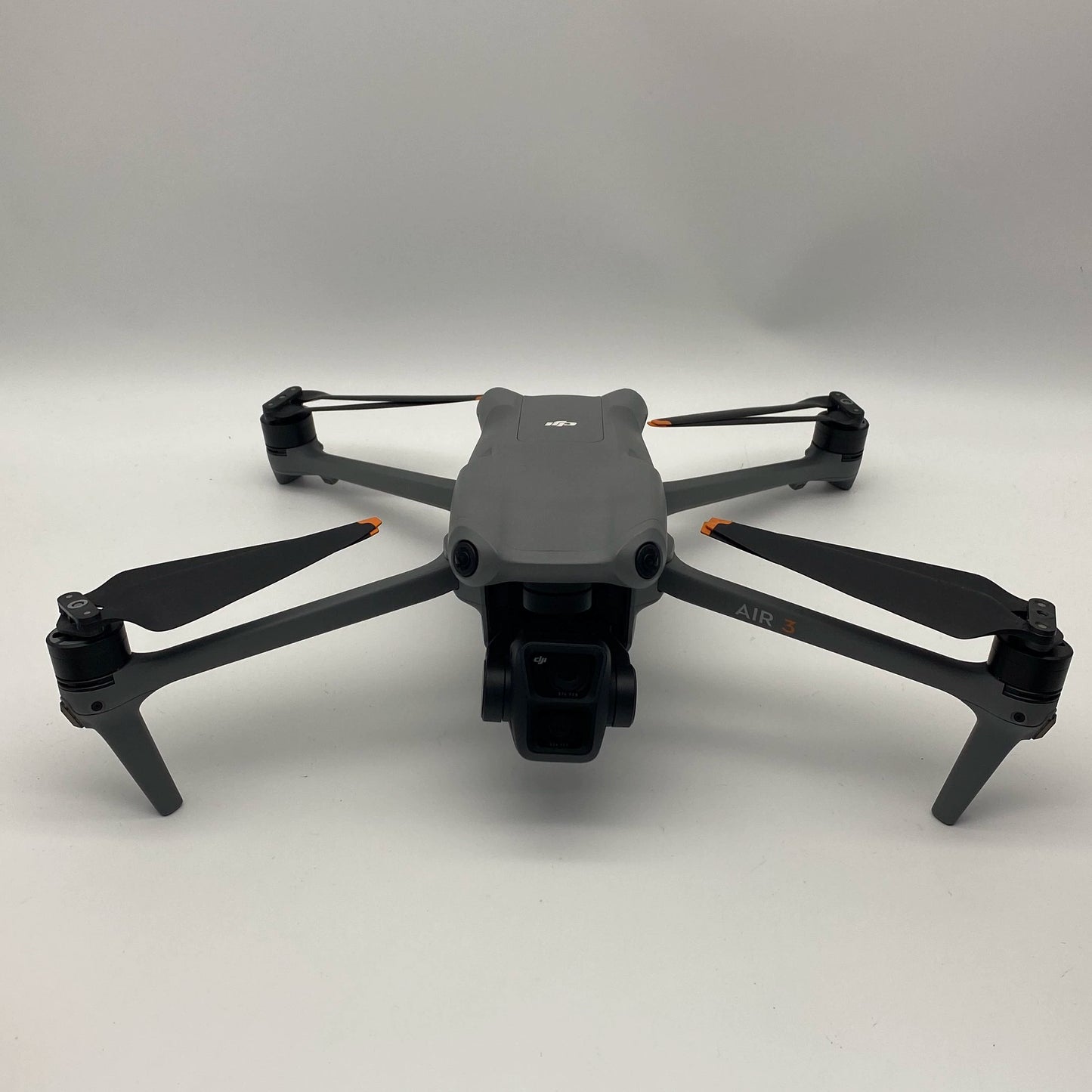 DJI Air 3 Fly More Combo مع وحدة تحكم بشاشة وجهاز تحكم عن بعد وكير ريفرش - ممتاز (جديد بنسبة 95%)