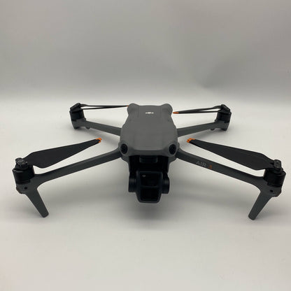DJI Air 3 Fly More Combo مع وحدة تحكم بشاشة وجهاز تحكم عن بعد وكير ريفرش - ممتاز (جديد بنسبة 95%)
