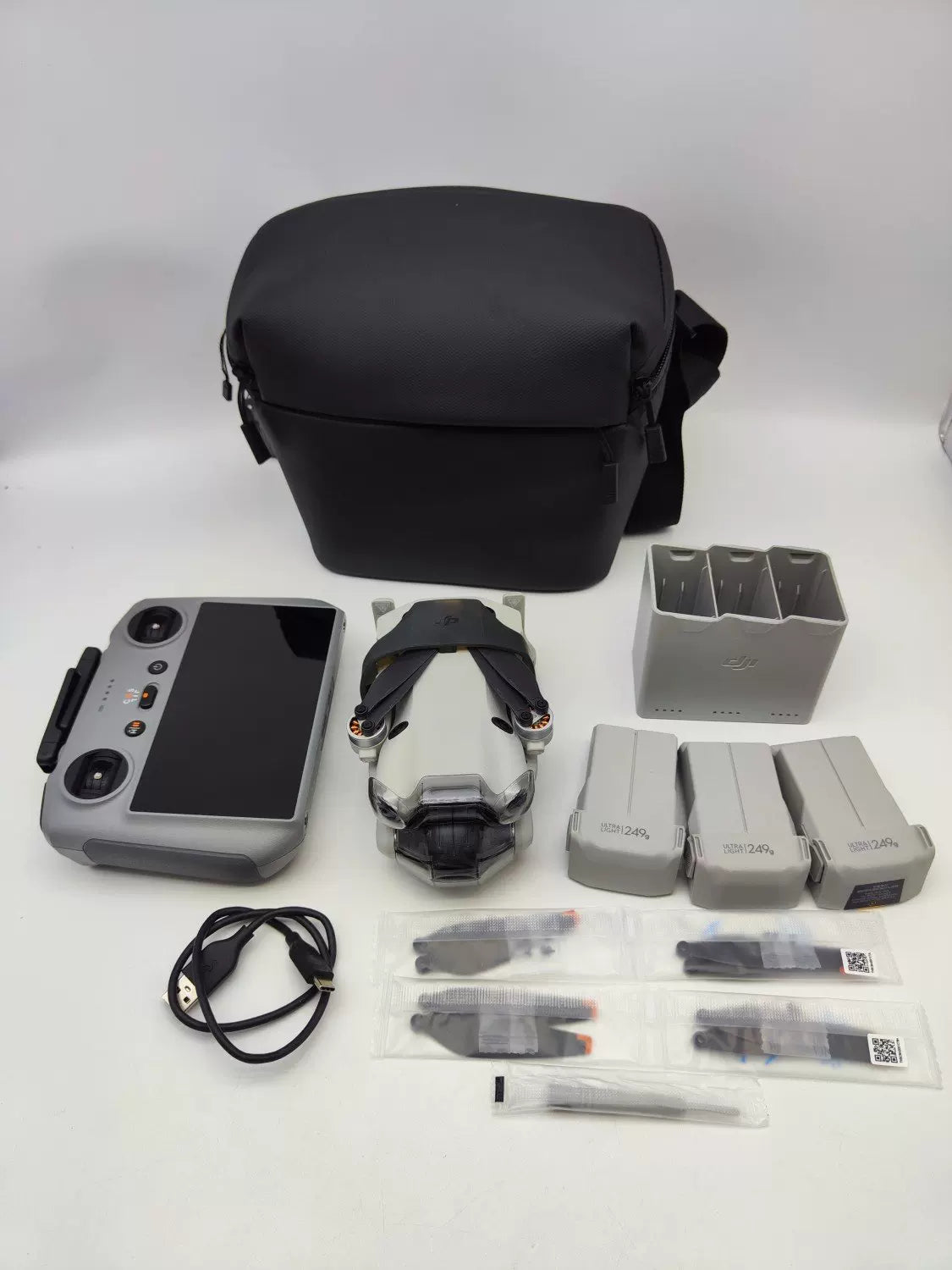 99% New (Mint) DJI mini4pro with Screen Fly More Combo with DJI Care Refresh