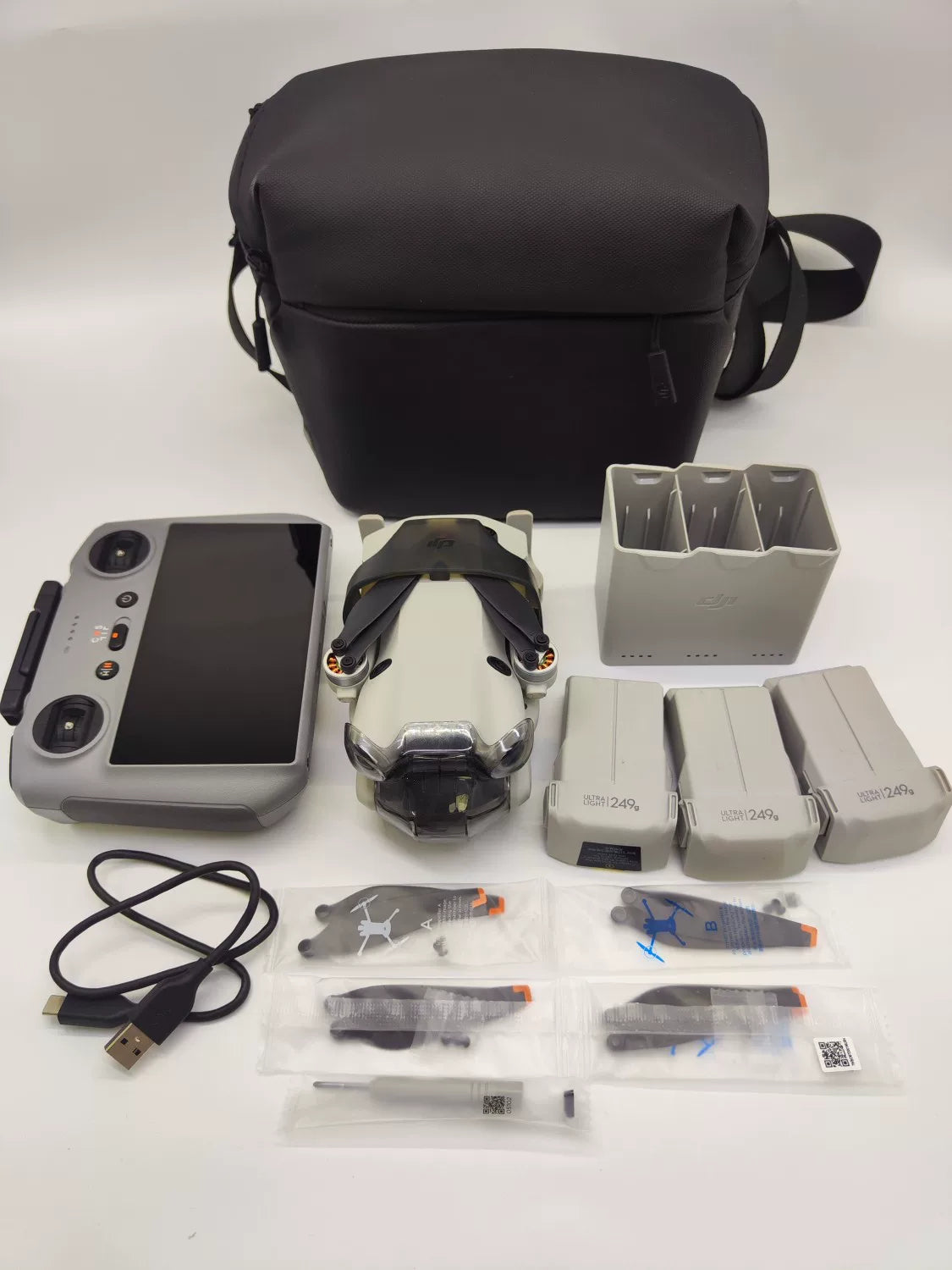 95% New (Like New) DJI mini4pro with Screen Fly More Combo with DJI Care Refresh