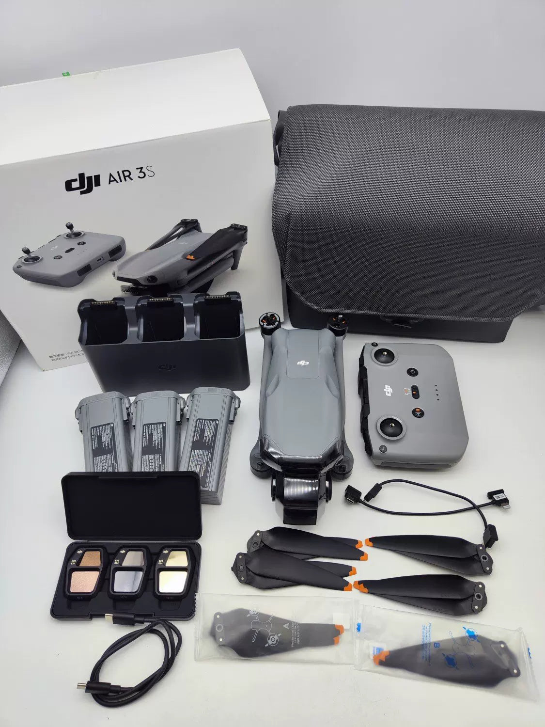 99% New (Mint) DJI air3s Fly More Combo