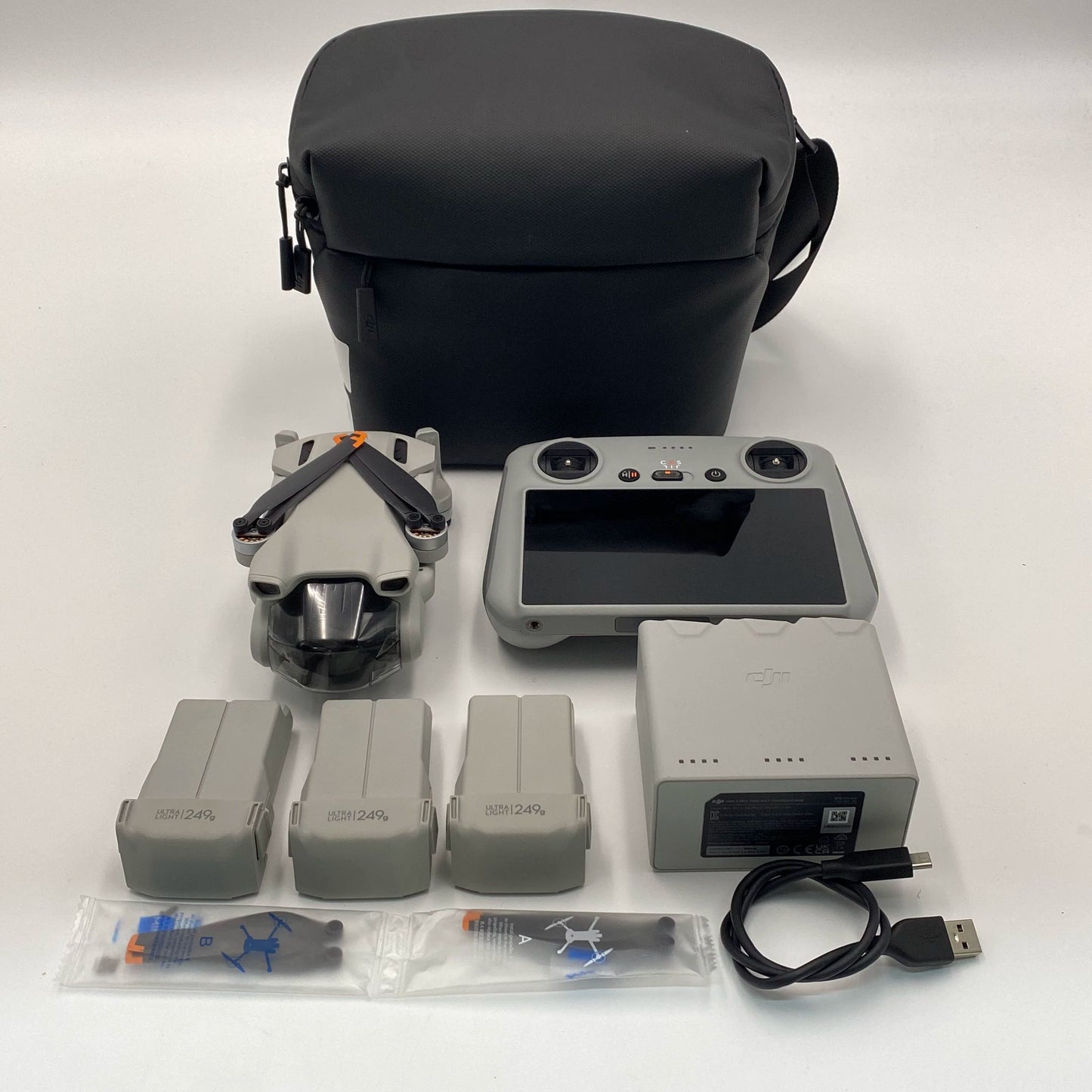 DJI Mini 3 with Screen Remote Fly More Combo - Excellent (95% New)