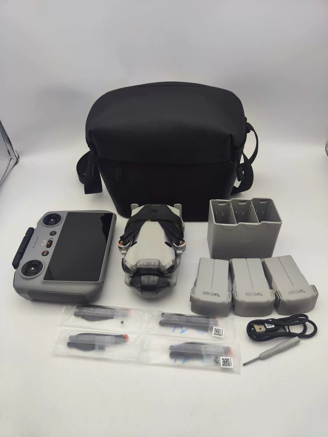 99% New (Mint) DJI mini4pro with Screen Fly More Combo