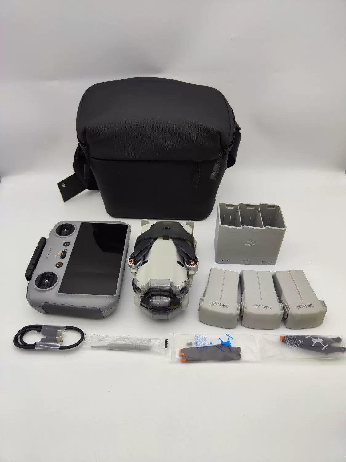 99% New (Mint) DJI mini4pro with Screen Fly More Combo