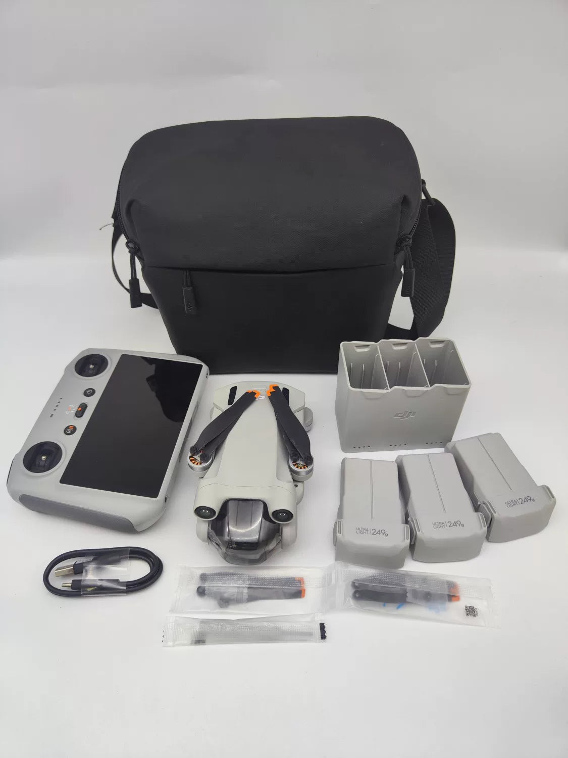 99% New (Mint) DJI mini3pro with Screen Fly More Combo