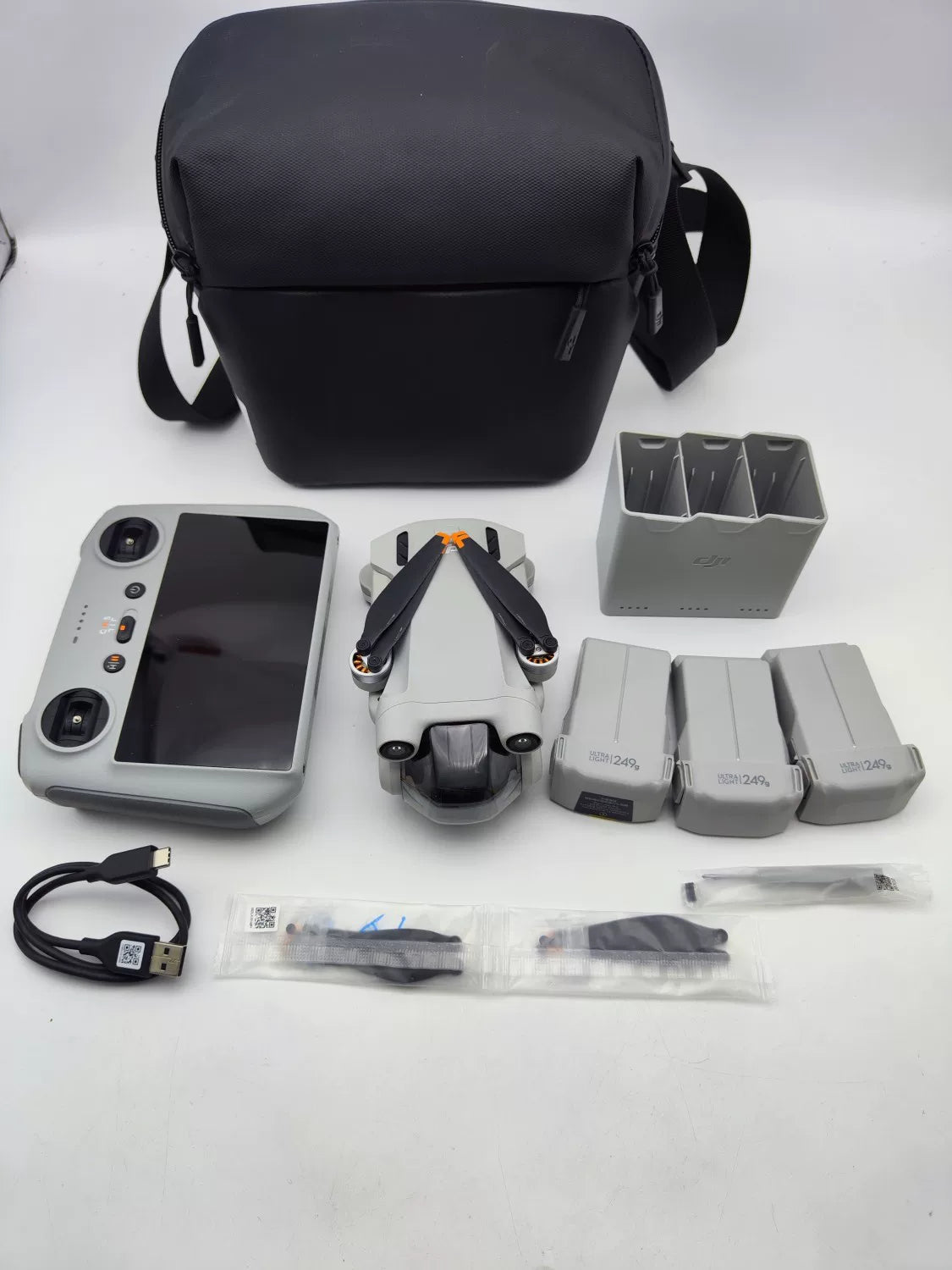 99% New (Mint) DJI mini3pro with Screen Fly More Combo