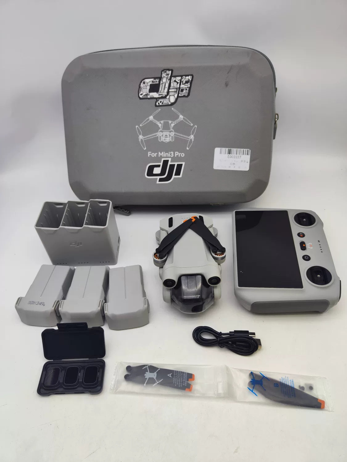 99% New (Mint) DJI mini3pro with Screen, Extended Battery Fly More Combo