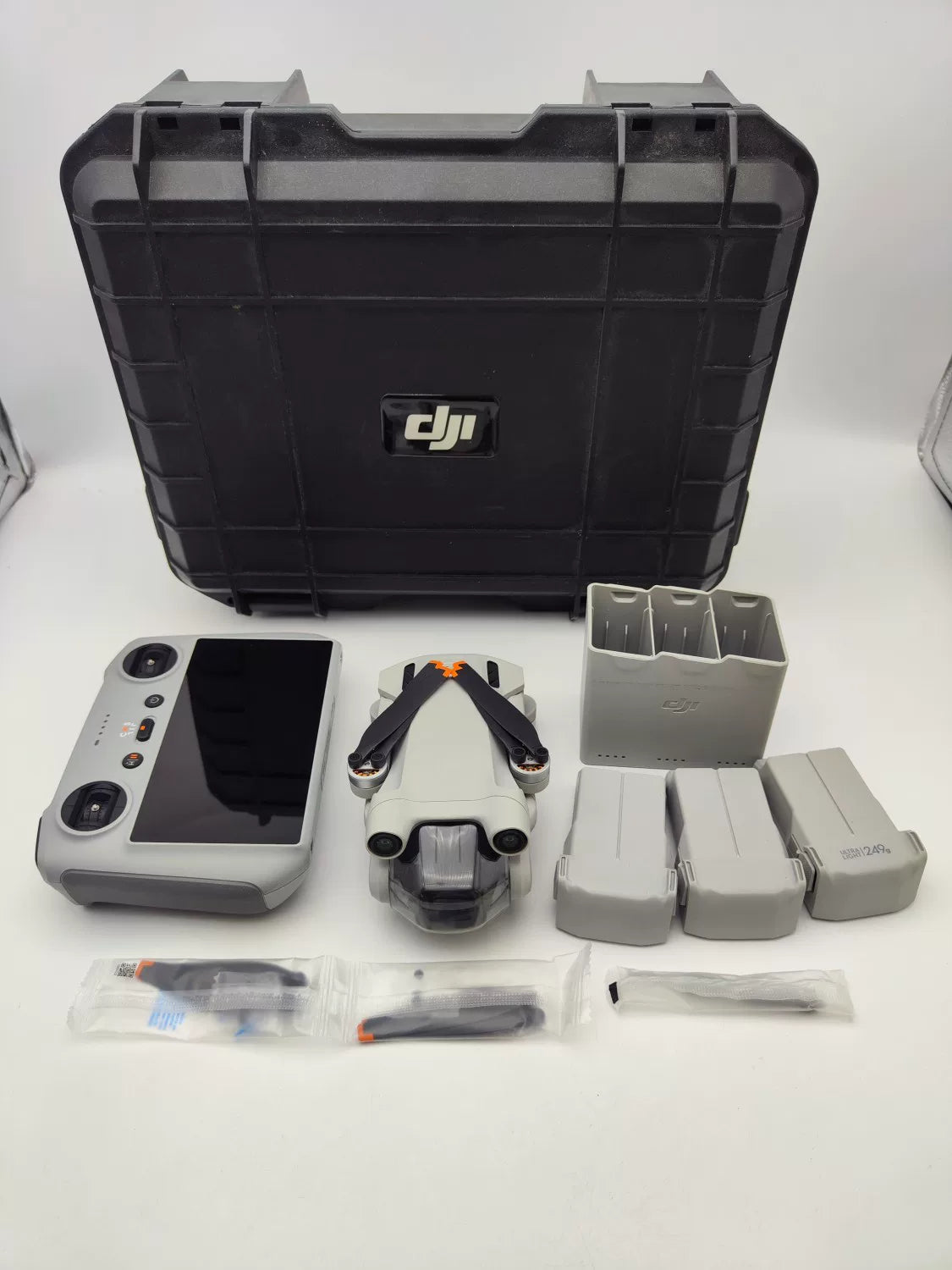 99% New (Mint) DJI mini3pro with Screen, Extended Battery Fly More Combo