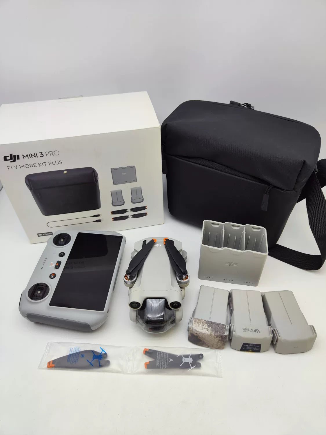 99% New (Mint) DJI mini3pro with Screen, Extended Battery Fly More Combo