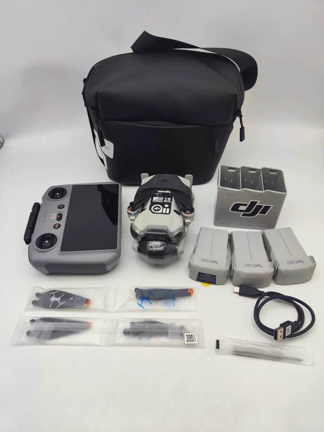 99% New (Mint) DJI mini4pro with Screen Fly More Combo with DJI Care Refresh