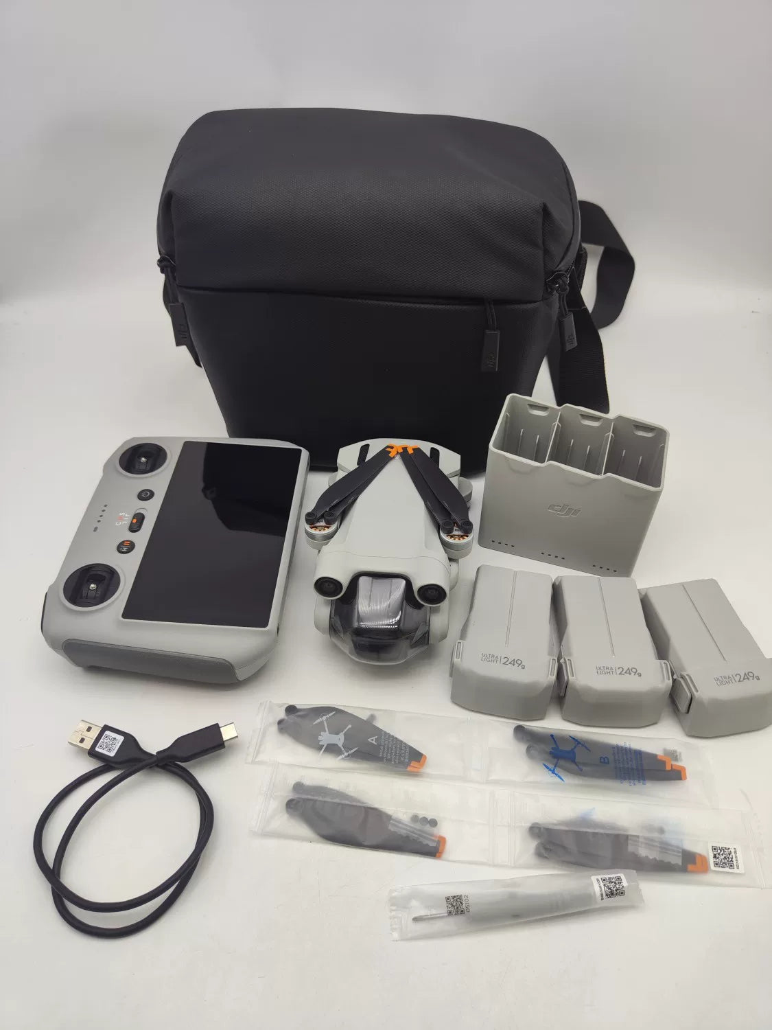 99% New (Mint) DJI mini3pro with Screen Fly More Combo with DJI Care Refresh