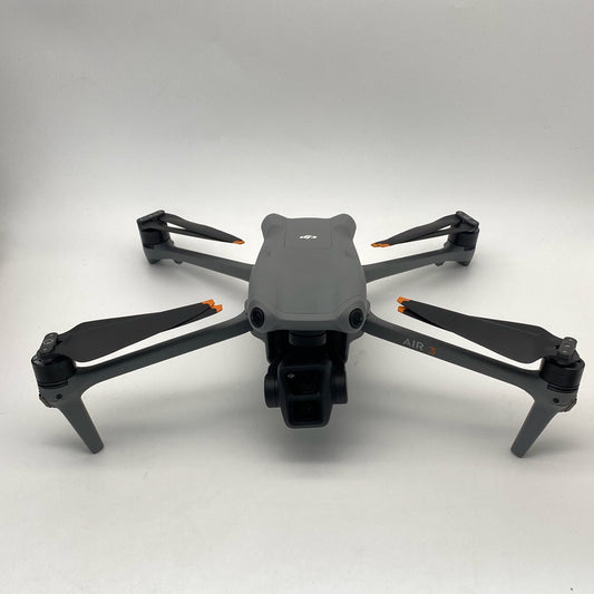 DJI Air 3 Fly More Combo مع جهاز تحكم عن بعد بشاشة - ممتاز (95% جديد)