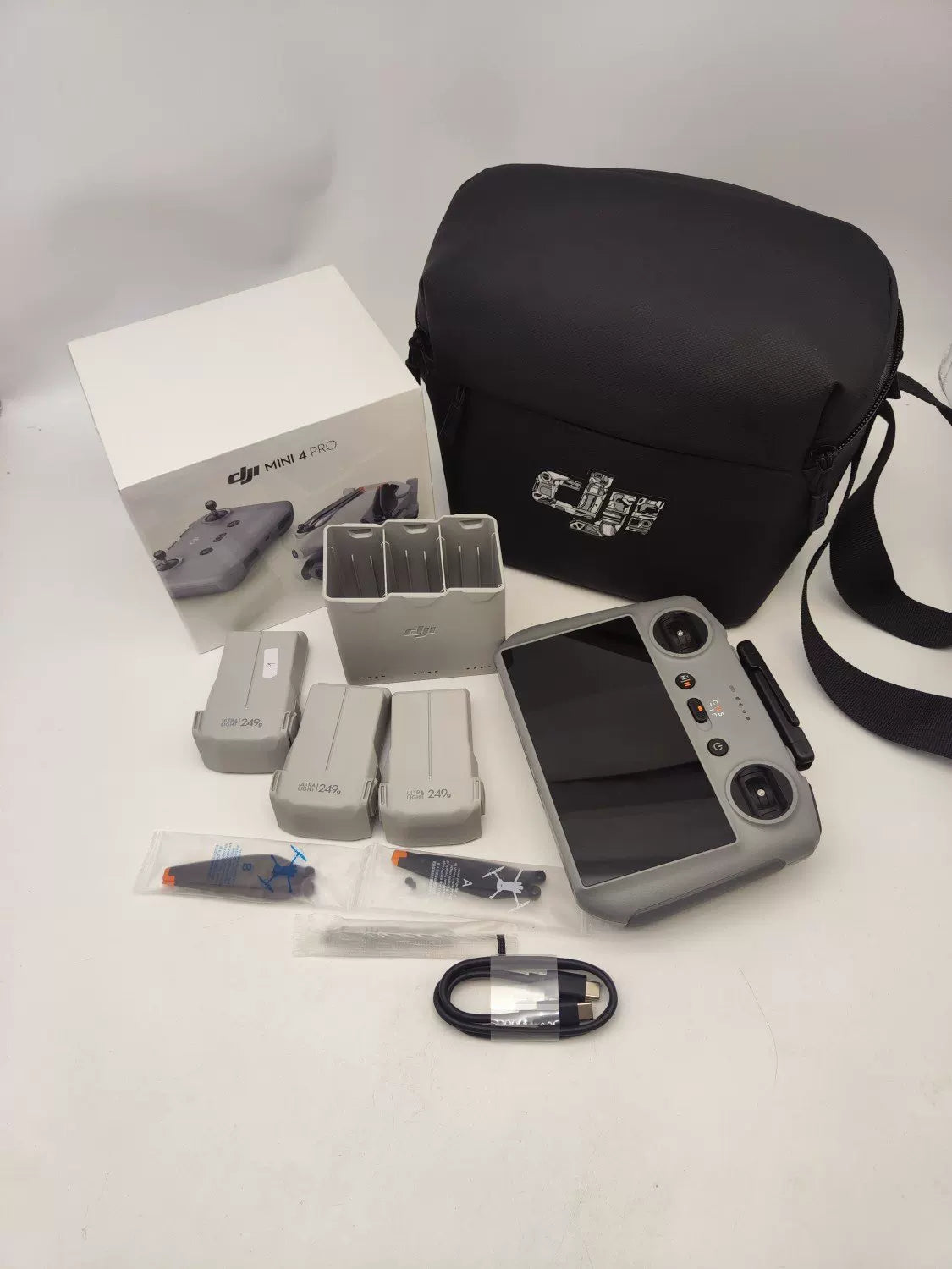 Brand New DJI mini4pro with Screen Fly More Combo with DJI Care Refresh